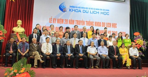 Các thế hệ giảng viên Khoa Du lịch học chụp ảnh lưu niệm với các khách mời